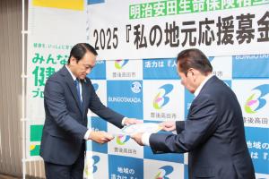 目録贈呈の様子