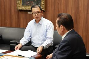 森若館長が佐々木市長に大会の結果報告について説明している写真