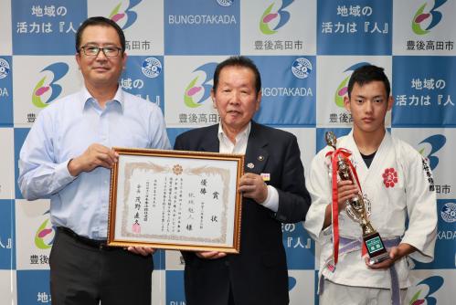 森若館長と佐々木市長と桃坂選手の集合写真