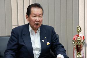 お祝いの言葉を述べる佐々木市長の写真