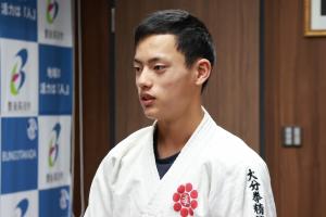 桃坂さんがあいさつしている写真