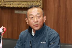 受賞報告をしている宿利顧問の写真