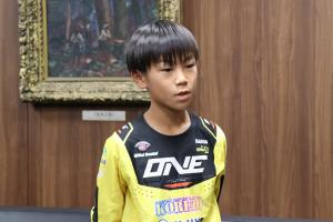 決意表明をしている京介さんの写真