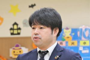 あいさつをする株式会社エイチワン西村課長