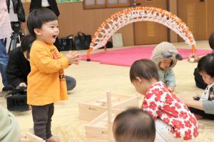 積木で遊ぶ子どもたち