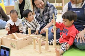 積木で遊ぶ親子