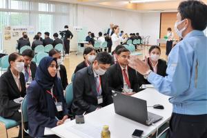 企業担当者の説明を聞く留学生