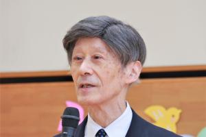 あいさつをする吉原理事長