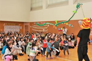 バルーンパフォーマンスで盛り上がる海上