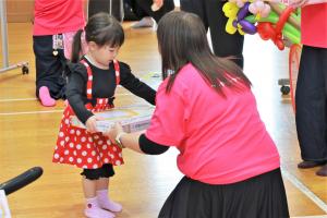 抽選会で商品を渡す様子