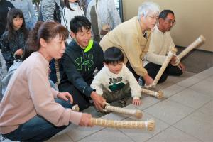 いのこぶちを叩いてお祝いをする様子