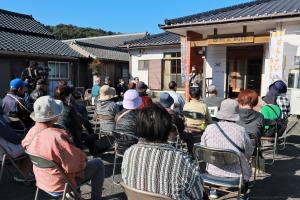 包括支援センターの職員から認知症の方の対応について説明を行う様子の写真