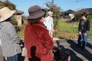 見当意識障害がある方（役）に声をかける参加者の写真