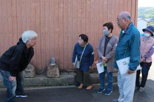 短期意識障害のある方（役）のスタッフに声をかける参加者の写真