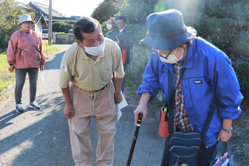 模擬訓練を受ける住民の写真