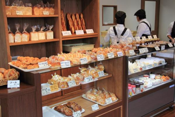 店頭にはパンがずらり。あれもこれも欲しくなってきます！  選んで楽しい、食べて美味しいアルフォンソさんのパン。きっとあなたもアルフォンソさんのファンになること間違いなし！ お店のおすすめはお店の名前と同じ山型食パンの「アルフォンソ」です。バゲットやデニッシュ、サンドイッチなど種類も色々ありますよ☆の画像