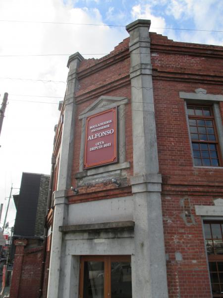昔から街のシンボルとして、「赤レンガ」の愛称で多くの人に親しまれてきたレンガ造りの建物。  赤レンガは大正10年に旧共立高田銀行によって建設されたものです。の画像