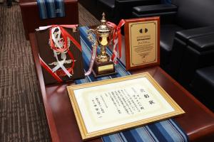 獲得したトロフィー、盾、賞状