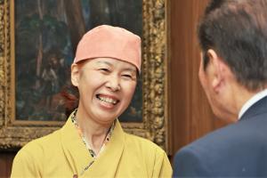 報告する早田さん