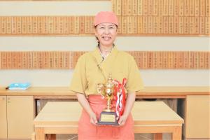 そば道場で笑顔で話す早田さん