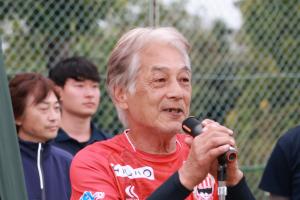 あいさつをする田中会長