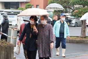 体育館へ避難する住民の写真