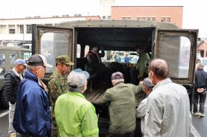 陸上自衛隊の高機動車に試乗する参加者の写真