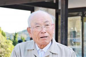 あいさつする河野会長