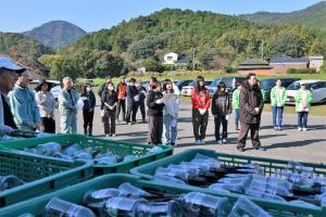 設置前のLEDライトと、ボランティア参加者の皆さん