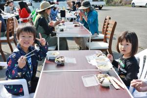 ふるまわれた食事を楽しむ参加者