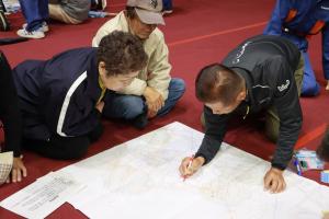 地図上にマークを付ける住民たちの写真