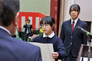 目録を読み上げる伊藤児童生徒会書記