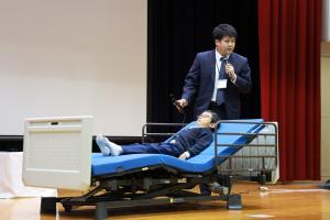 介護ベッド実演の様子