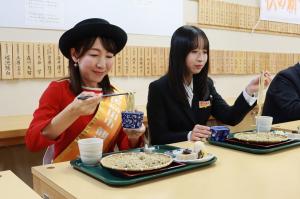 そばを食べている観光アンバサダーと市職員の写真