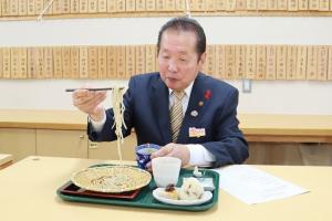 そばを食べている佐々木市長の写真