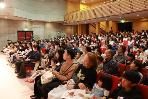 会場の来場者たちの写真