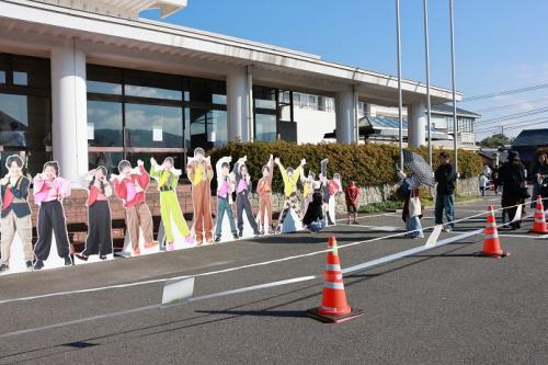 会場外にずらりと並べられた写真パネルの写真