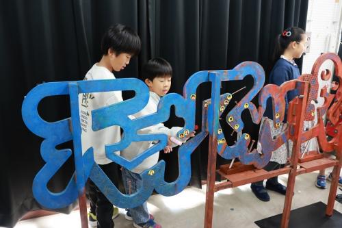 体験ブースを楽しんでいる子どもたちの写真