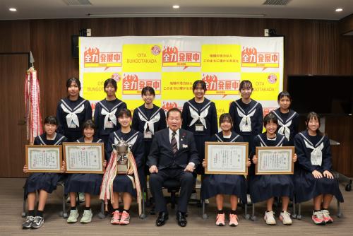 高田中学校女子陸上部の選手の皆さんと佐々木市長の集合写真