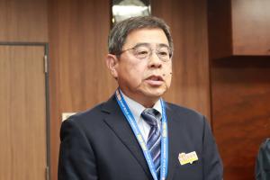 決意表明をしている佐治功さんの写真