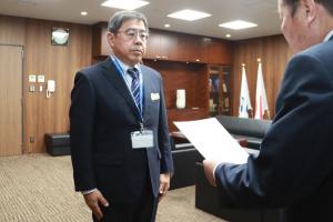 辞令を功さんに渡している写真