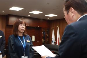 辞令を幸子さんに渡している写真