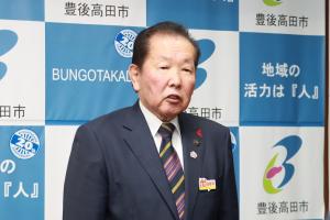 激励の言葉を送っている佐々木市長の写真