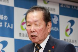 お祝いの言葉をかける佐々木市長