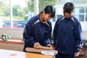 カンナをかけている生徒たちの写真