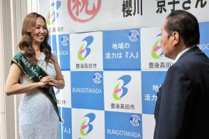 櫻井さんが佐々木市長に意気込みを話している写真