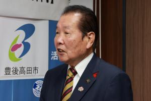 激励のあいさつをする佐々木市長の写真