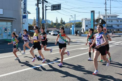懸命に走る選手の写真