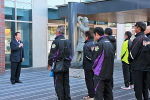 スタート前に佐々木市長があいさつをしている写真