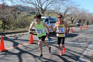 タスキをつなぐ選手の写真1枚目